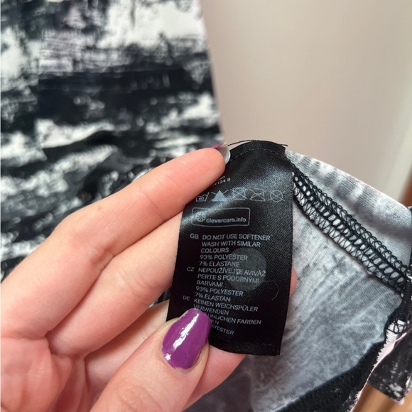 H&M black & white athletic racer back workout Tank top size M - Picture 4 of 6